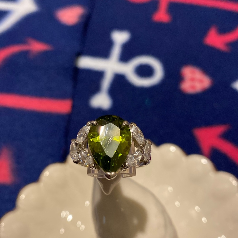 925 Sterling Silver Cocktail Ring Size 8.5 Green Stone Gently Used